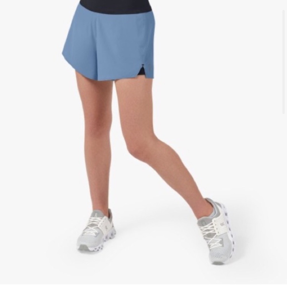 Nwot ON CLOUD Running Shorts w/short liner Women’s size X-Large in Cerulean
